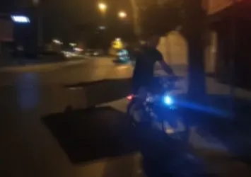 Görenleri şaşırtan görüntü! Bisikletiyle baza taşıdı