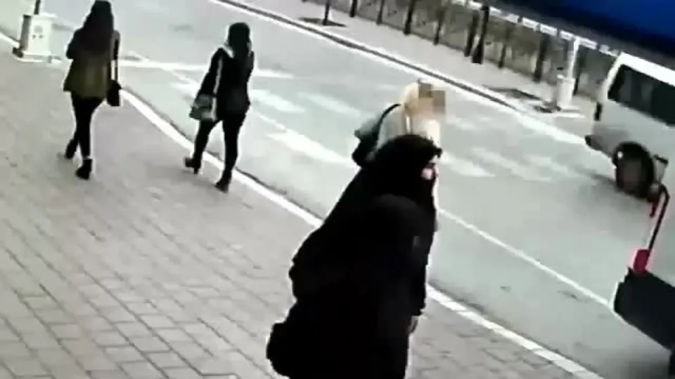 Adana Seyhan Da Tesetturlu Kadinlara Alcak Saldiri Ahaber Son Dakika Video Izle