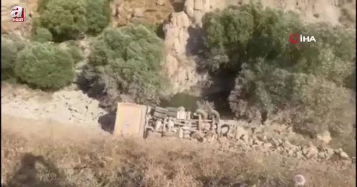 Hakkari'de kamyon uçuruma yuvarlandı