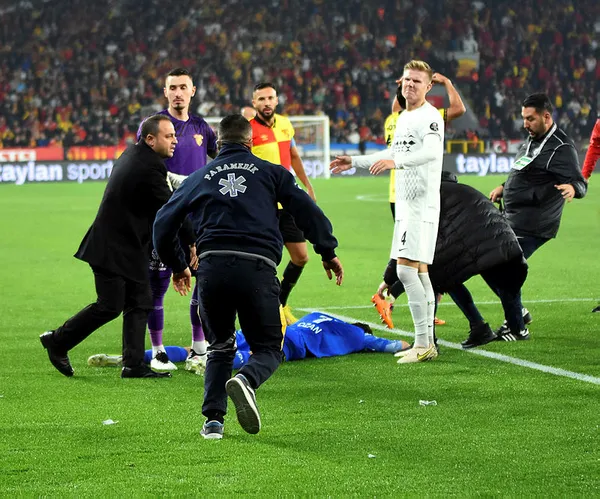 goztepe-altay-derbisine-yonelik-flas-karar-19-kisi-tutuklandi-1669829086465.jpg Göztepe-Altay derbisine yönelik flaş karar! 19 kişi tutuklandı - 3