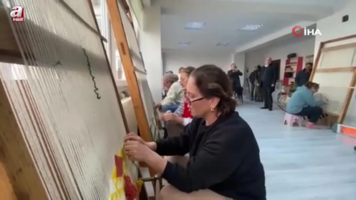 Hopalı kadınların şarkılı türkülü sepet ve kilim kursu