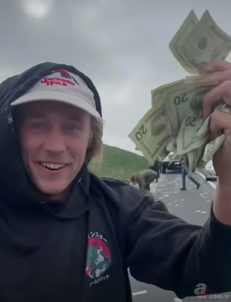 Yola saçılan paraları toplamak için birbirleriyle yarıştılar 2