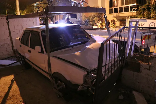 denizlide-otomobiliyle-bahce-duvarina-carpan-surucu-yaya-olarak-kacti-1625723416206.jpg Denizli'de otomobiliyle bahçe duvarına çarpan sürücü yaya olarak kaçtı - 3