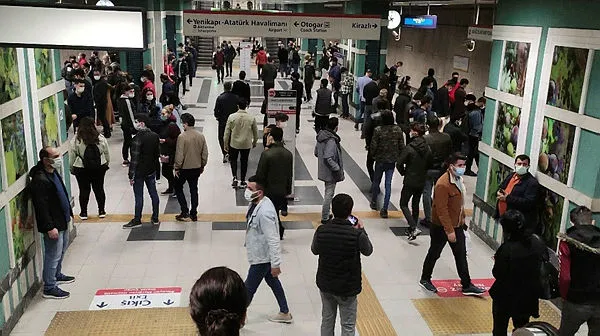 Yenikapı-Kirazlı metrosu doldu taştı! Sosyal mesafe hiçe sayıldı - 3