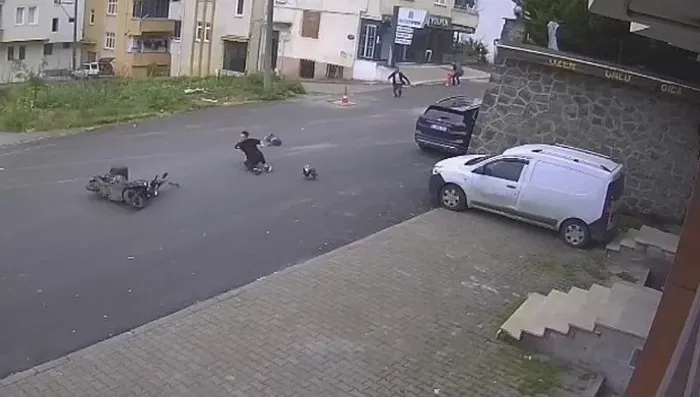 trabzondaki-motosiklet-kazasi-kamerada-5-yasindaki-ceylin-kurtarilamadi-1716583986488.jpeg Trabzon'daki motosiklet kazası kamerada! 5 yaşındaki Ceylin kurtarılamadı - 2