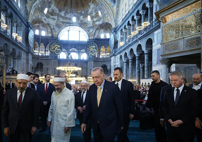 Başkan Erdoğan’dan Ayasofya’da dua: Bir ve beraber olacağız! | Hırka-i Şerif’i de ziyaret etti