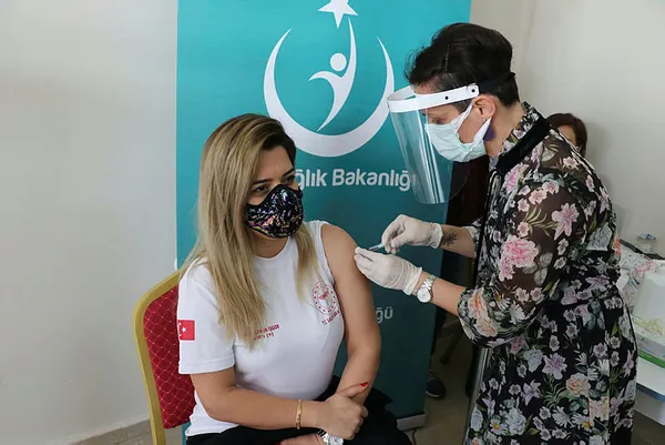 saglik-bakanligi-anlik-olarak-paylasiyor-asilanan-kisi-sayisi-100-bine-yaklasti-1610620813075.jpg Sağlık Bakanlığı anlık olarak paylaşıyor! Aşılanan kişi sayısı 300 bini geçti - 1