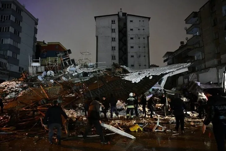 Depremden saatler sonra mucize kurtuluşlar! Umutlu bekleyişler sürüyor