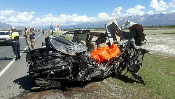 Erzincan'da feci kaza! Ölü ve yaralılar var - 1