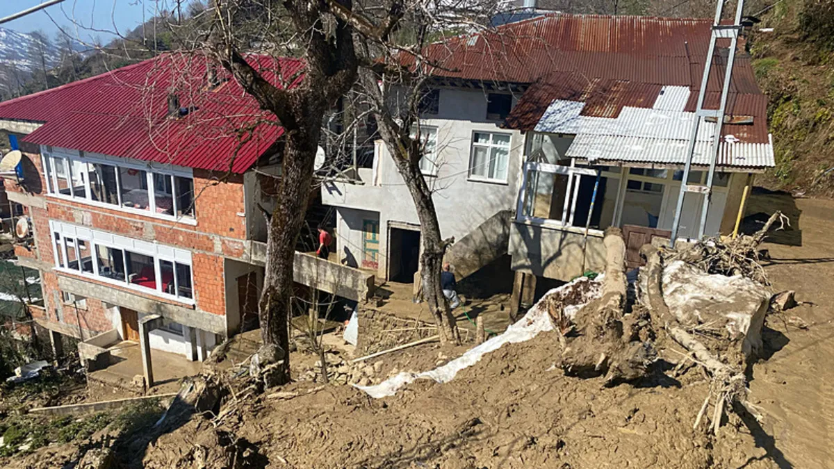 Rize'de tahliye edilen ev sayısı 16'ya yükseldi! Toprak bir evin içinden geçti