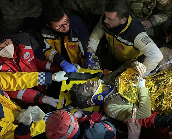 112 saat sonra Kahramanmaraş ve Gaziantep’te 2 kişi enkazdan sağ çıkarıldı