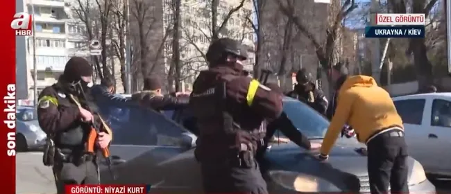 Kiev sokaklarında hareketli anlar! Ukrayna askerleri şüpheli araca müdahale etti