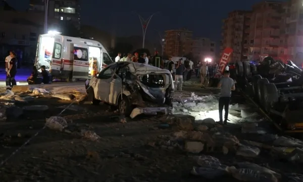 mardindeki-facia-gibi-kazayi-gorgu-tanigi-anlatti-tir-ambulans-ve-itfaiyenin-arasindan-gecti-ortalik-kan-golun-1661032287682.jpg Mardin'deki facia gibi kazayı görgü tanığı anlattı! TIR ambulans ve itfaiyenin arasından geçti ortalık kan gölüne döndü - 4