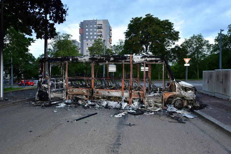 Fransa’da kaos büyüyor! Yağma, kargaşa, sokak olayları... OHAL ilan edilecek mi? Macron’dan ateşi körükleyen adım