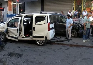 Küçükçekmece'de zincirleme kaza! Bir araç takla attı: 2 yaralı