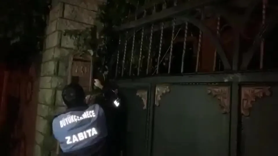 Kuralları çiğneyerek parti yapan 11 kişi gözaltına alındı, ev mühürlendi