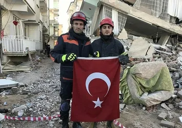 İtfaiye erlerinden anlamlı hareket! Türk bayrağını enkaz altında bırakmadılar