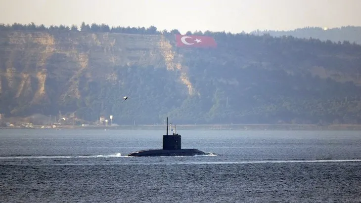 Rus denizaltısı ‘Rostov Na Donu’ Çanakkale Boğazı’ndan geçti