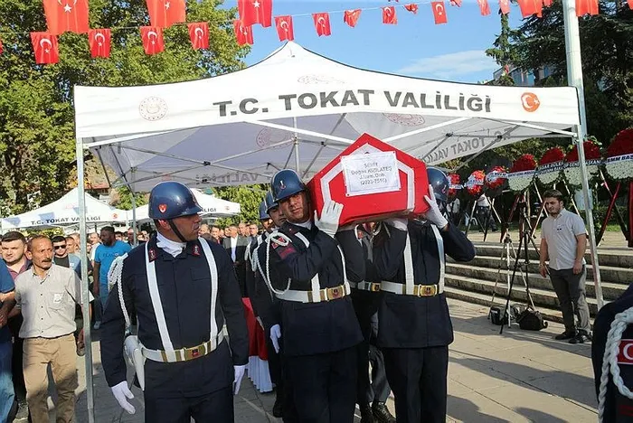 zirhli-arac-kazasinda-sehit-olan-askerimiz-son-yolcuguna-ugurlandi-1725897332044.jpeg Zırhlı araç kazasında şehit olan askerlerimiz son yolcuğuna uğurlandı - 1