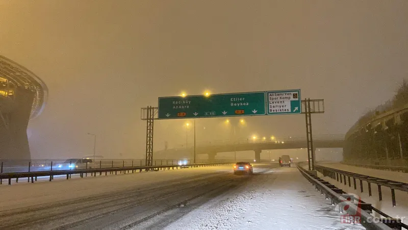 İstanbul beyaz örtüyle kaplandı! Ulaşımda aksama | Vali Yerlikaya uyardı: Zorunlu olmadıkça trafiğe çıkmayın 18