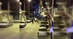 Gençler tekme yumruk birbirine girdi