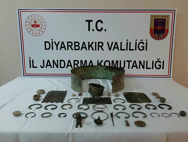 Diyarbakır’da 45 tarihi eser ele geçirildi, 2 şüpheli yakalandı