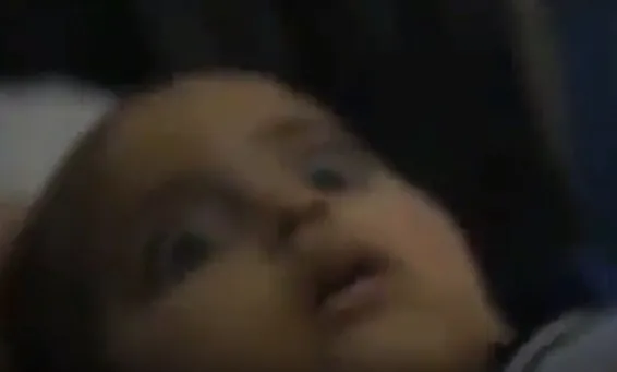 İsrail'in bombaladığı evden çıkan çocuk şoka girdi! Korkusu gözlerine yansıdı - 1