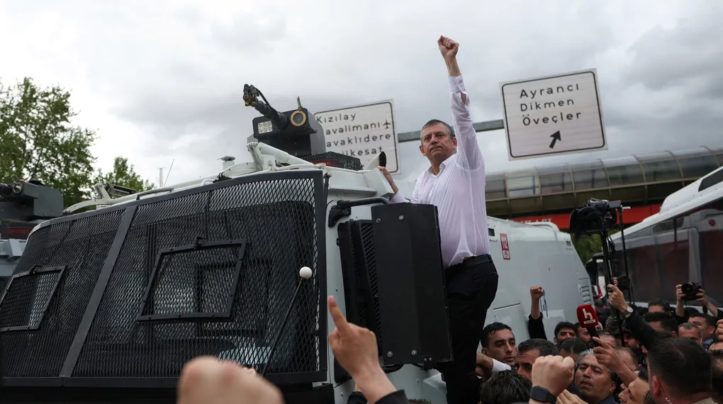 Özgür Özel’in TOMA ve tebligat şovu çöktü