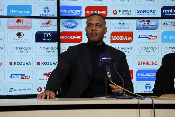 Adana Demirspor’da Galatasaray maçı öncesi flaş gelişme! Teknik direktör Patrick Kluivert ile yollar ayrıldı...