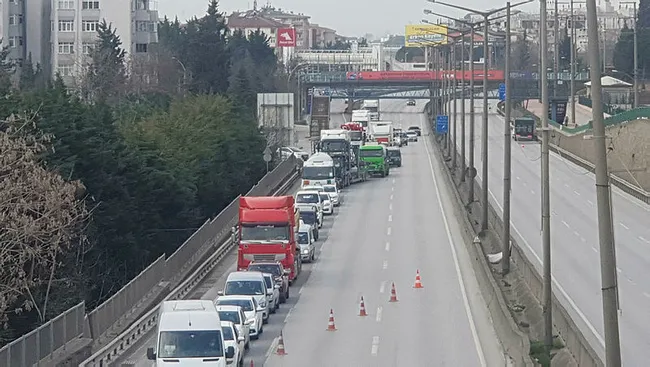 İzmit'te yüksek gerilim hattı çalışması sebebiyle D-100 Karayolu'nda trafik oluştu - 2
