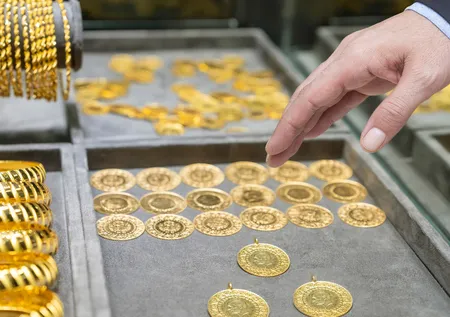 Altın fiyatlarında çalkantı yaşanıyor! 2 yılın en düşük seviyesini gördü! Gram, çeyrek altın yükselecek mi, düşecek mi?