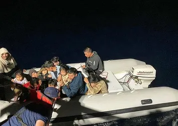 İzmir'de 24'ü çocuk 49 göçmen kurtarıldı!