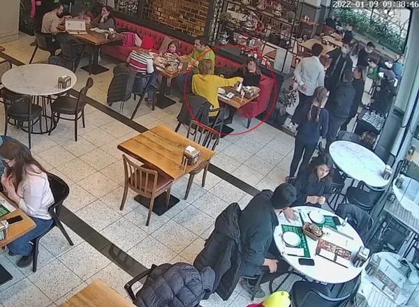 kadikoyde-hesabi-odemeden-kacan-kadinlar-kamerada-1641893142504.jpg Kadıköy’de hesabı ödemeden kaçan kadınlar kamerada - 1