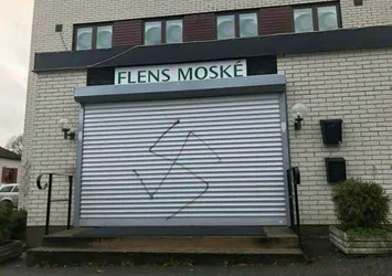 İsveç'te cami kapısına ırkçı saldırı