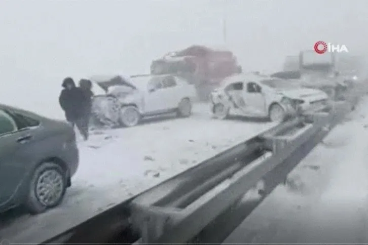 Rusya'da kar fırtınasına yakalanan 22 araç birbirine girdi: 1 ölü, 18 yaralı - 1