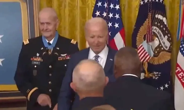 Kimse ne olduğunu anlayamadı! ABD Başkanı Joe Biden öyle bir şey yaptı ki... Salondakiler şaşkınlıkla bakakaldı