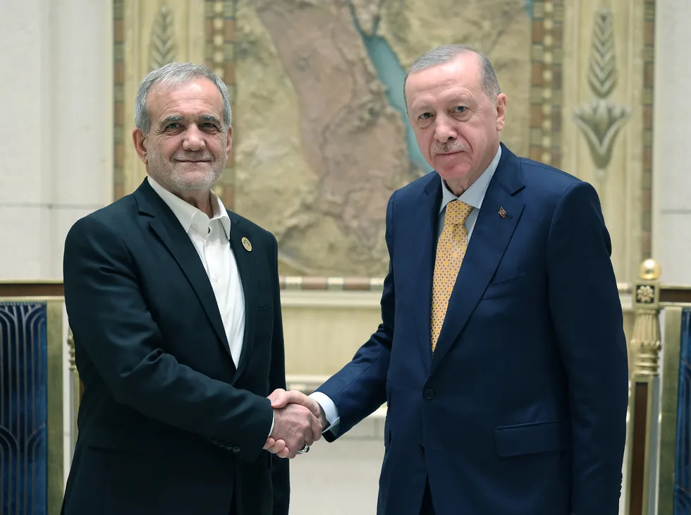 baskan-erdogandan-pezeskiyana-destek-telefonu-iran-halki-bu-gunleri-asacaktir-1779806019263.jpg Başkan Erdoğan’dan Pezeşkiyan’a destek telefonu: "İran halkı bu günleri aşacaktır" - 3