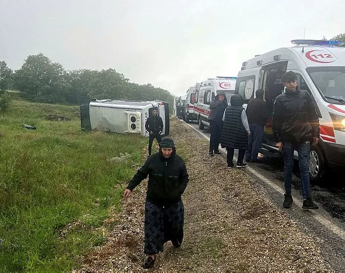 1716892299719.jpeg Kaygan yolda kontrolden çıkan minibüs yan yattı: 14 yaralı - 1