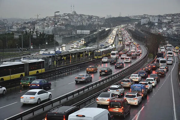 İstanbul’da trafik çilesi! Milyonlarca vatandaş yolda kaldı