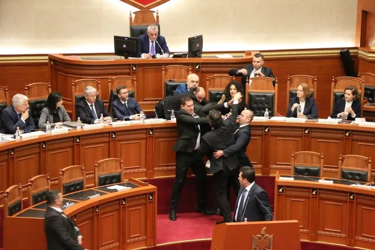 Arnavutluk Başbakanı Rama’ya muhalif milletvekili mürekkep fırlattı