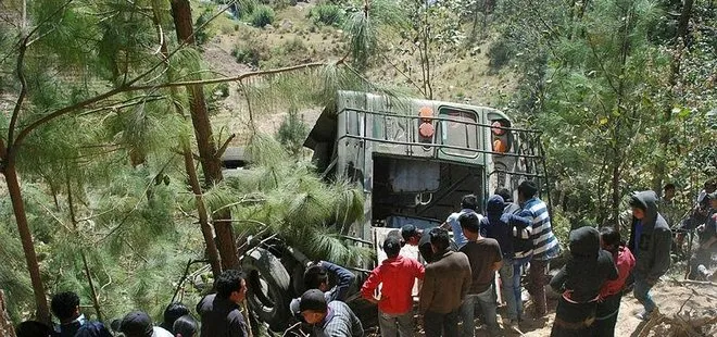 Guatemala’da otobüs uçuruma yuvarlandı!