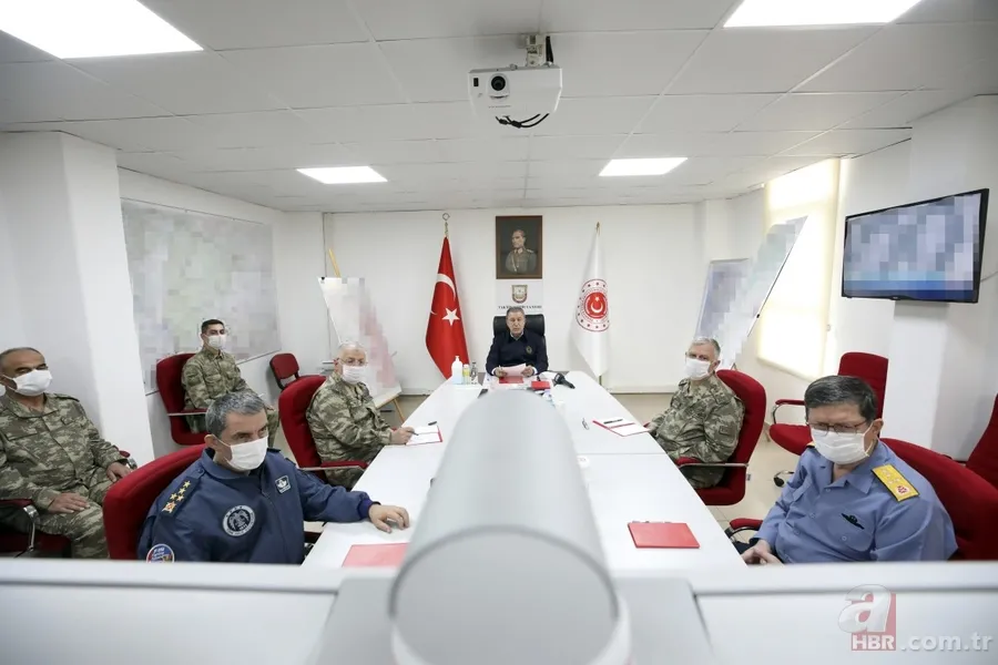 Milli Savunma Bakanı Hulusi Akar ve TSK'nın komuta kademesinden sınır hattında Ramazan Bayramı 10