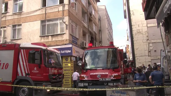 Son dakika: İstanbul Kadıköy'de 4 katlı binada yangın: 20 yaşındaki genç hayatını kaybetti - 4