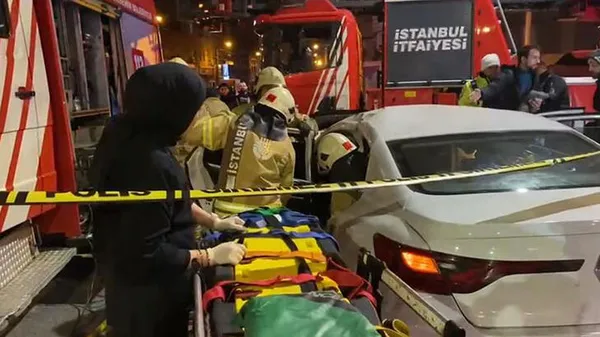 istanbulda-tramvay-ile-otomobil-carpisti-surucu-aracta-sikisti-1673029136776.jpg İstanbul'da tramvay ile otomobil çarpıştı: Sürücü araçta sıkıştı - 2