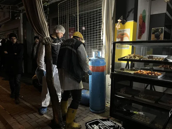 aydinda-7-kisiye-mezar-olan-patlama-restoran-sahibi-ve-esi-ile-tup-firmasi-sahibi-tutuklandi-1672510206271.jpg Aydın'da 7 kişiye mezar olan patlama: Restoran sahibi ve eşi ile tüp firması sahibi tutuklandı - 2