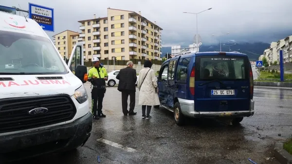 1687328435896.jpg Erzurum'da hasta taşıyan ambulans kaza yaptı! - 5