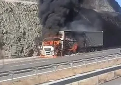 Mersin’de iki tır alevlere teslim oldu