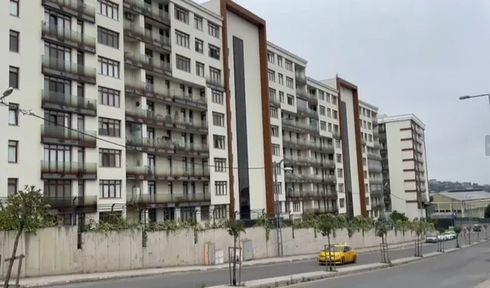 anneyi-cocugunun-yaninda-dovduler-cocuk-korkudan-yuzunu-kapatti-1715270952343.jpg Anneyi çocuğunun yanında dövdüler! Çocuk korkudan yüzünü kapattı - 1