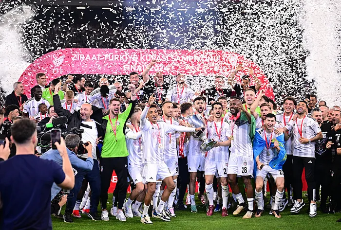 Ziraat Türkiye Kupası finalinde 5 gollü düello! Zafer Beşiktaş'ın | İşte heyecan dolu maçın gol anları... | Başkan Erdoğan'dan tebrik mesajı - 1
