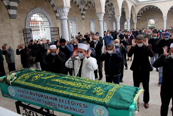 izmirdeki-depremde-hayatini-kaybedenler-son-yolculuklarina-ugurlaniyor-1604501720460.jpg İzmir depremi sonrası son yolculuklarına uğurlandılar - 2